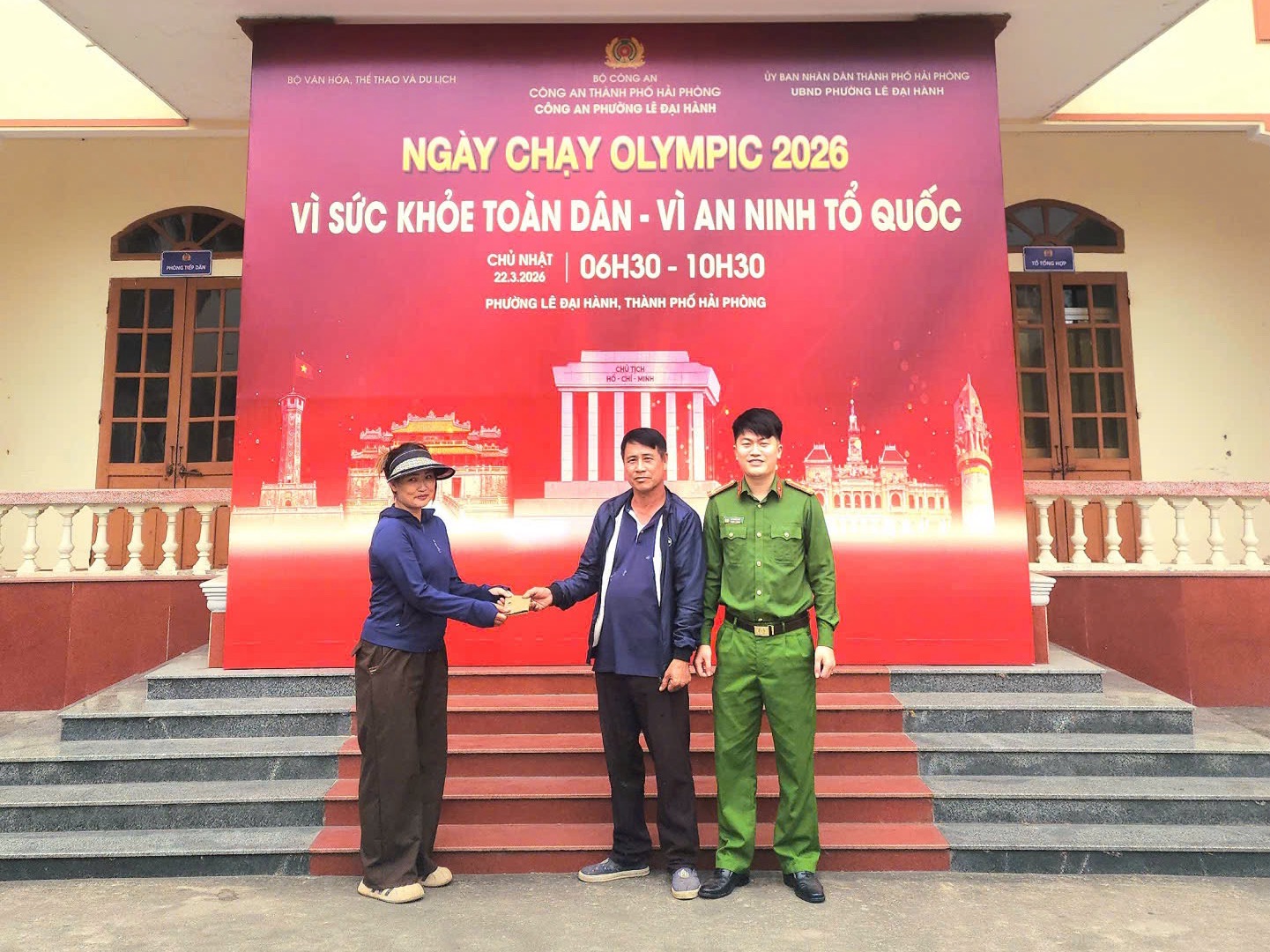 Công an phường Lê Đại Hành phối hợp trao trả tài sản cho người đánh rơi